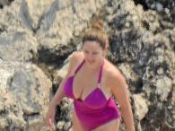 Kelly Brook i jej piersi w stroju kąpielowym